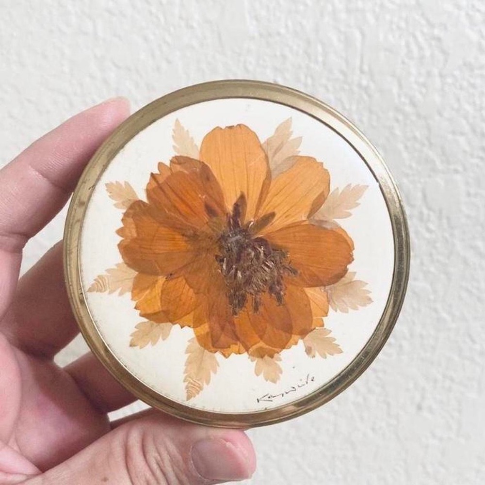 Goldtone Dried Pressed Flower round trinket box vintage cottagecore grandmacore